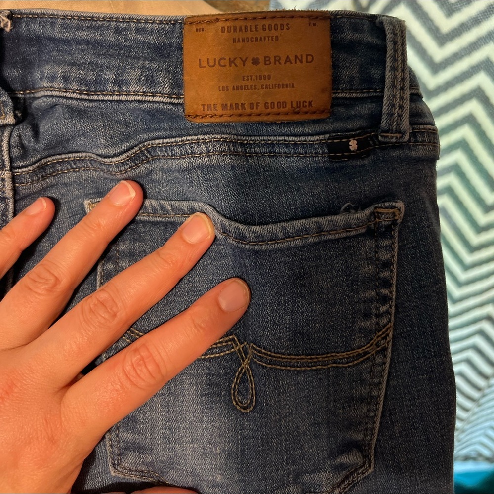 Lucky brand women’s jeans. Good condition size 2/26